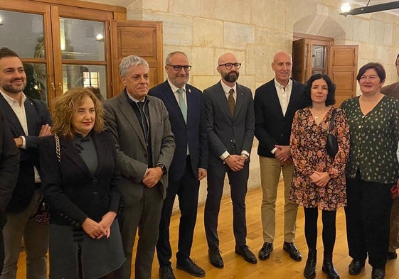 Autoridades y marcas de calidad del Bierzo presentes en el acto.