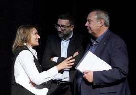 La consejera de Educación, Rocío Lucas, con el director de la Escuela de Arte Dramático, José Manuel Mora, y el músico e investigador Fernando Ortiz.