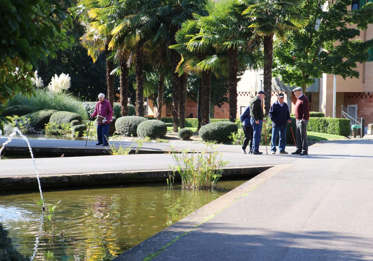 Imagen principal - El parque de La Chantría, horas antes del cierre.