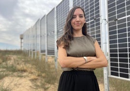 Delia Rodríguez posa en una tierra de labor con una de sus instalaciones fotovoltaicas en la comarca zamorana de la Guareña.