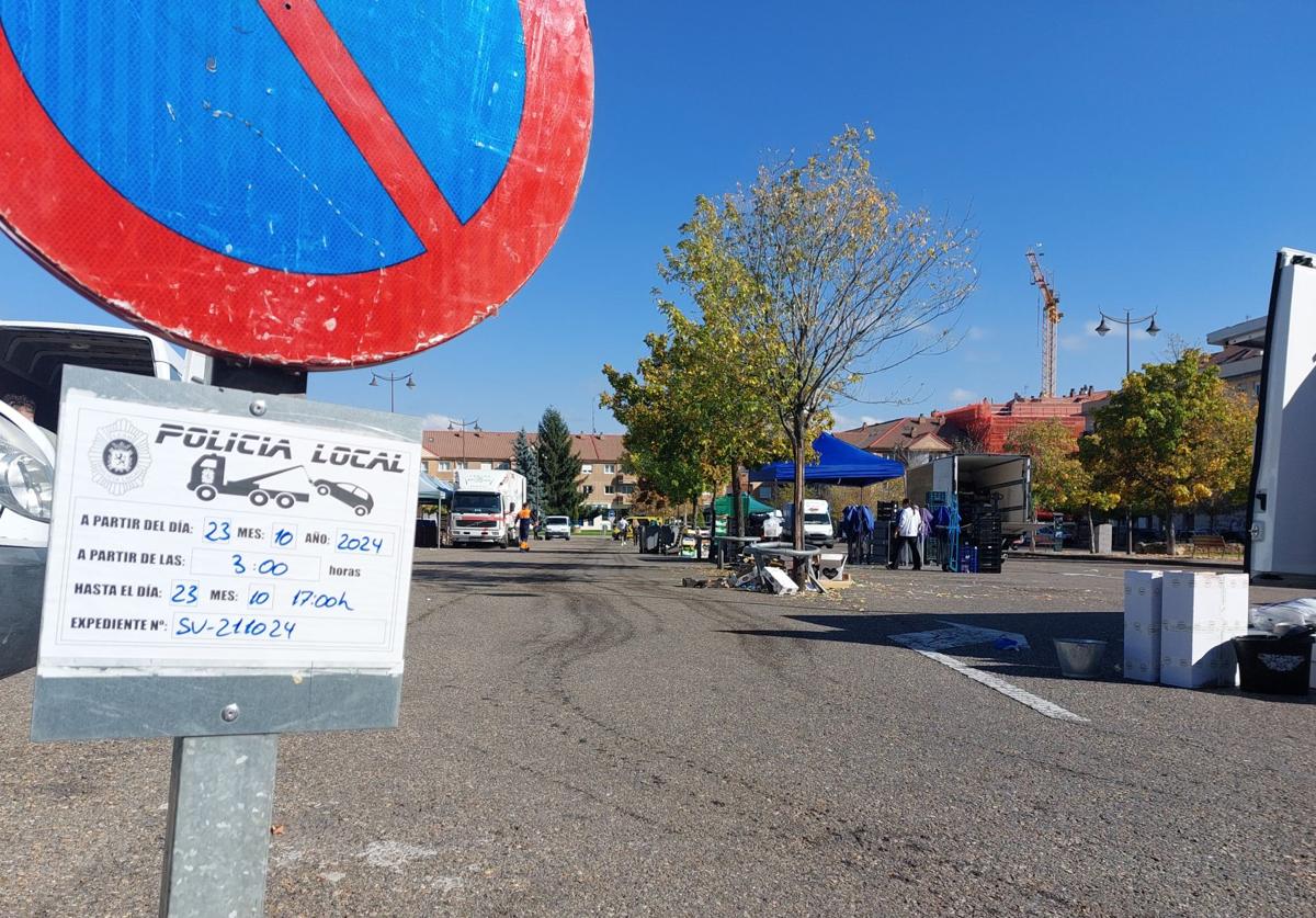 El mercado tradicional monta por primera vez en San Pedro por la reforma de la plaza Mayor.