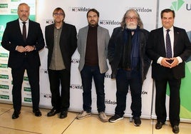 El presidente de las Cortes autonómicas, Carlos Pollán, con el presidente de la entidad, Francisco-José García y los premiados.