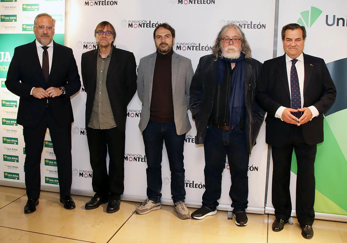 El presidente de las Cortes autonómicas, Carlos Pollán, con el presidente de la entidad, Francisco-José García y los premiados.