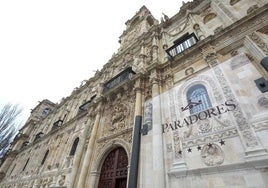 Imagen de la fachada del Parador de San Marcos.