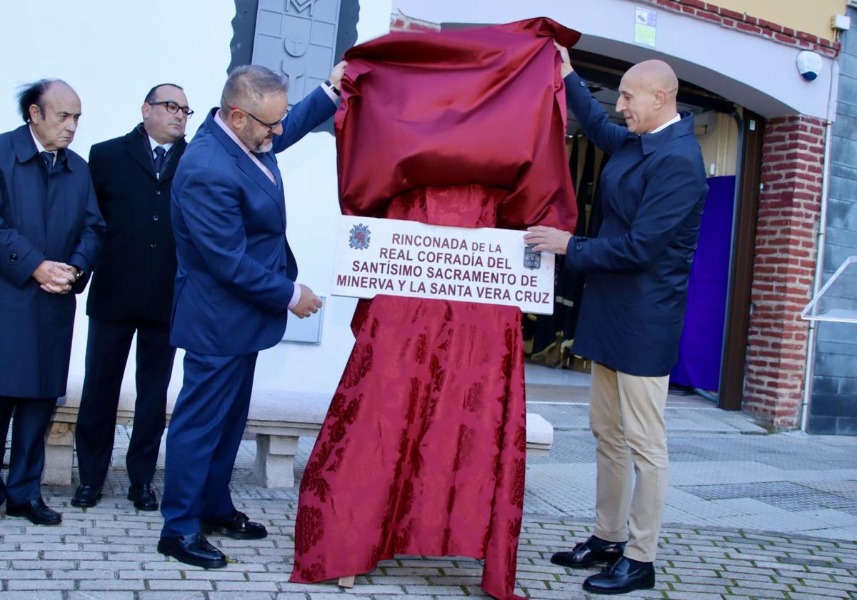 El alcalde, José Antonio Díez y el presidente de las Cortes, Carlos Pollán, asisten al descubrimiento de la placa de la Rinconada de la Real Cofradía del Santísimo Sacramento de Minerva y la Santa Vera Cruz.