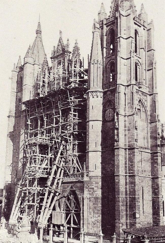 Andamiaje de la Catedral de León durante su colapso y posterior restauración. c.a. 1889