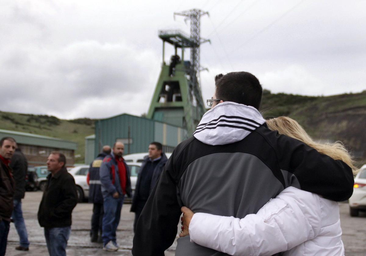 Familiares y amigos de los fallecidos en la entrada del Pozo Emilio del Valle en localidad leonesa de Llombera de Gordón.