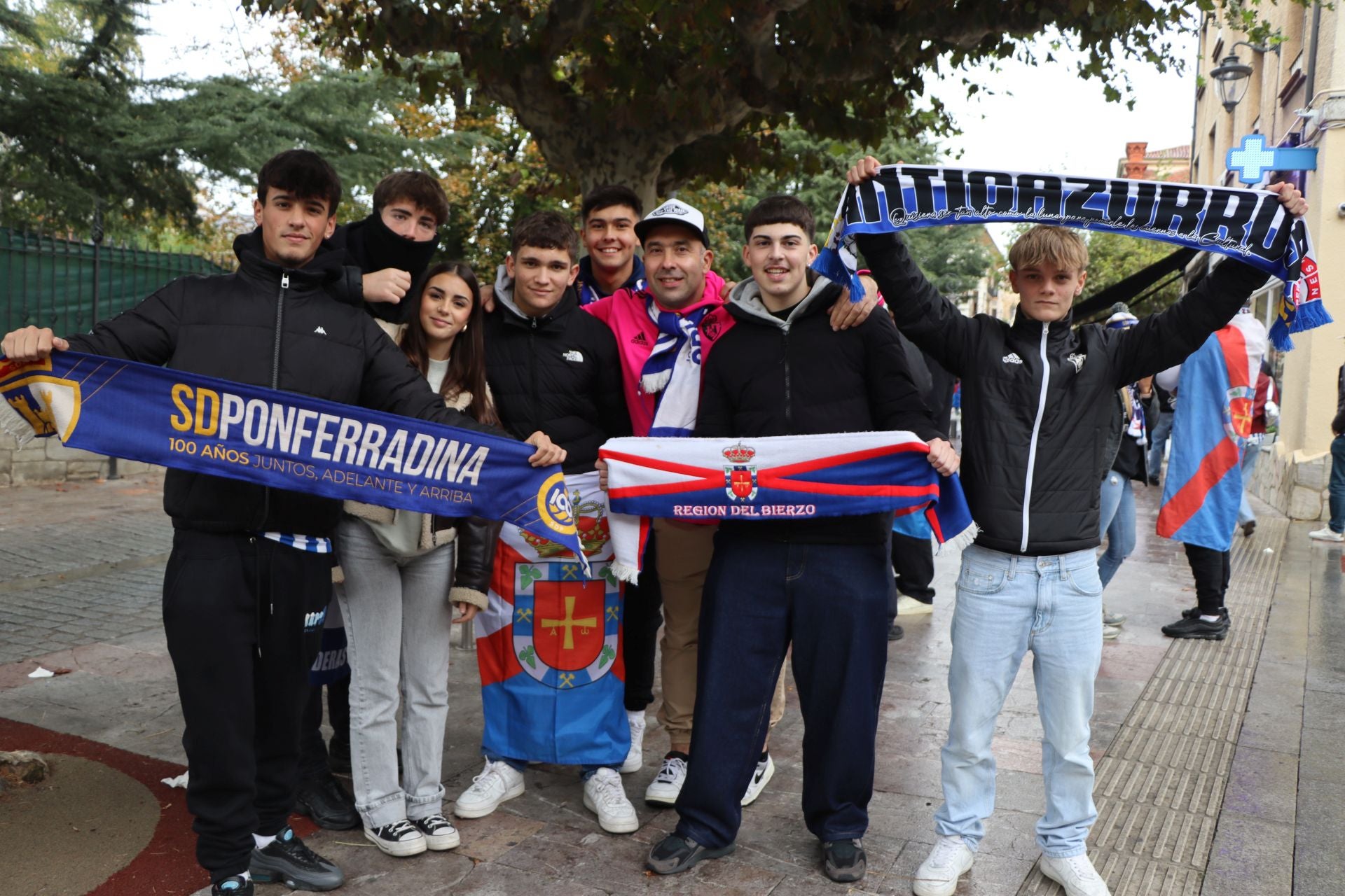 Las mejores imágenes del ambiente previo al derbi entre Cultural y Ponferradina