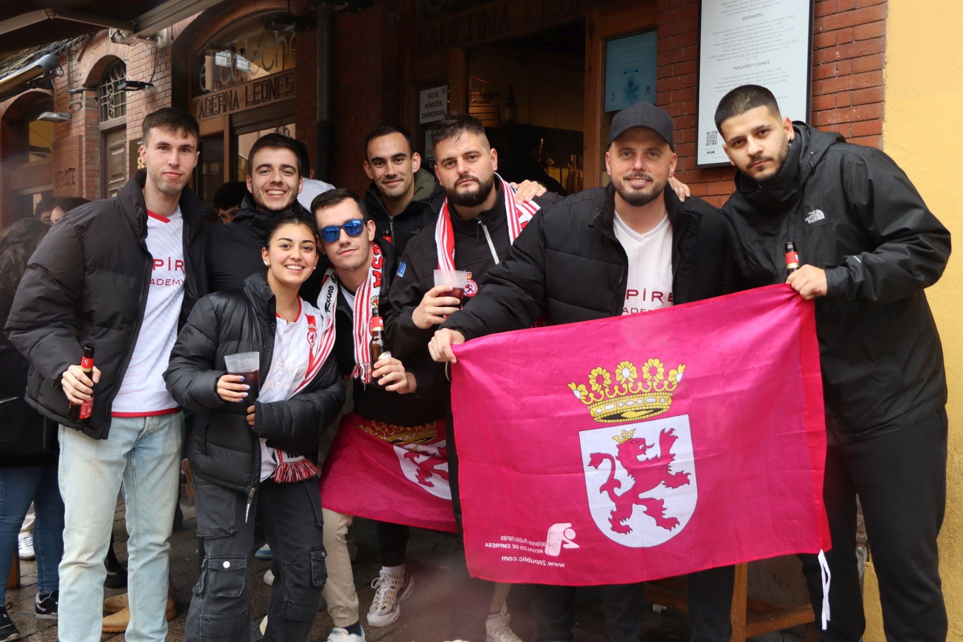 Las mejores imágenes del ambiente previo al derbi entre Cultural y Ponferradina