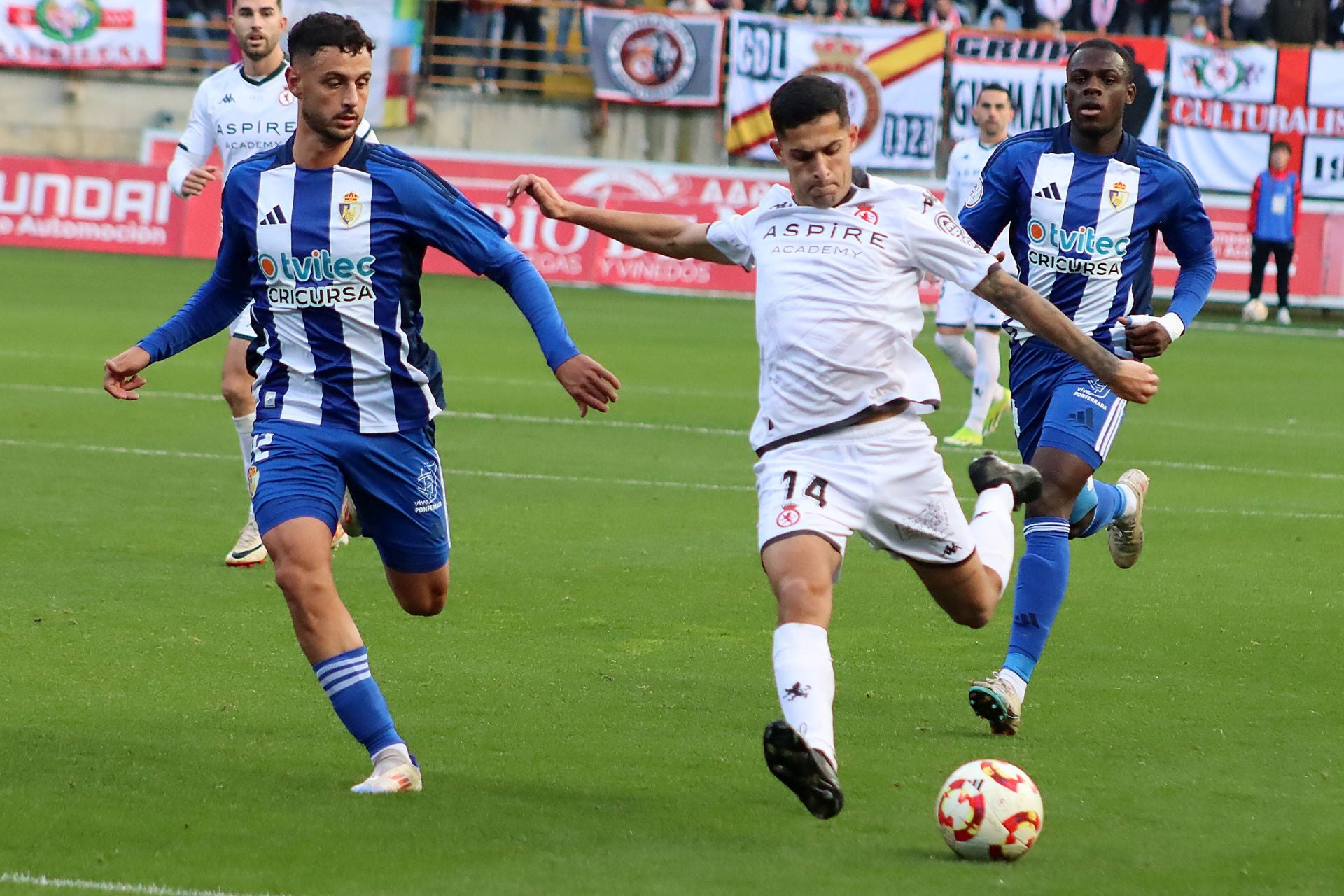 Las mejores imágenes del derbi entre Cultural y Ponferradina