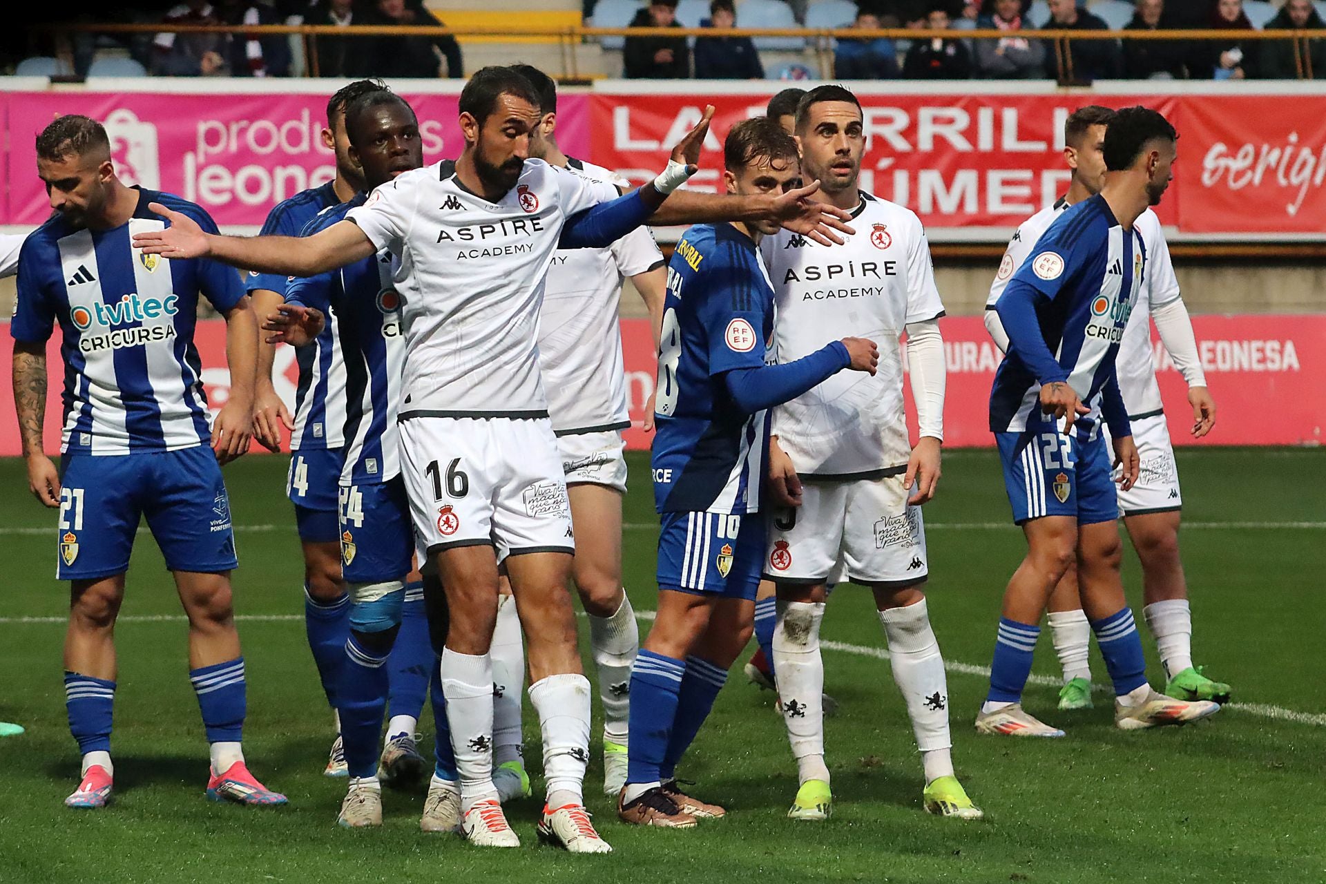 Las mejores imágenes del derbi entre Cultural y Ponferradina