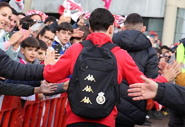 Luis Chacón saluda a la afición leonesa.