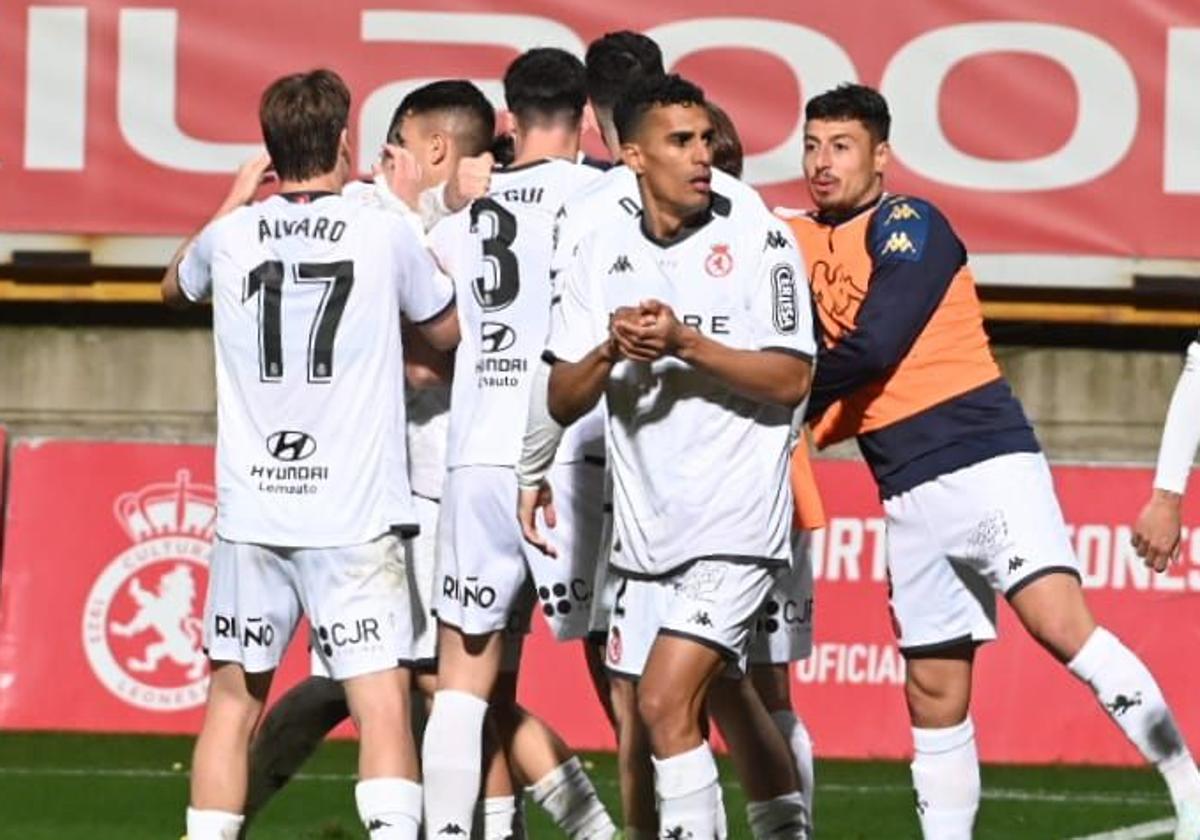 Los jugadores de la Cultural celebran el gol.