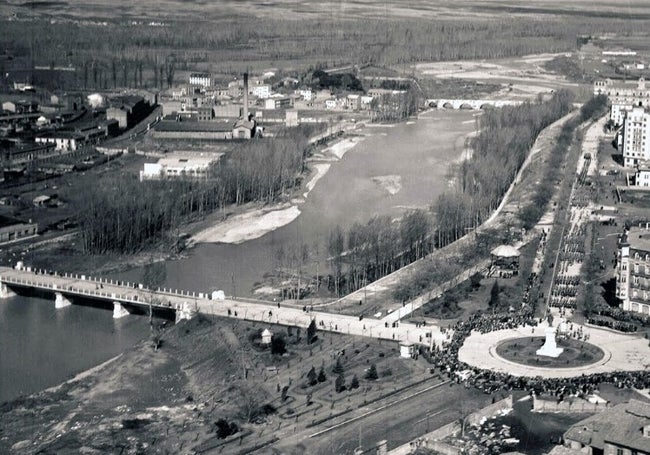 Río Bernesga y Guzmán el Bueno. Al fondo lo que será el Parque de Quevedo. 1941.