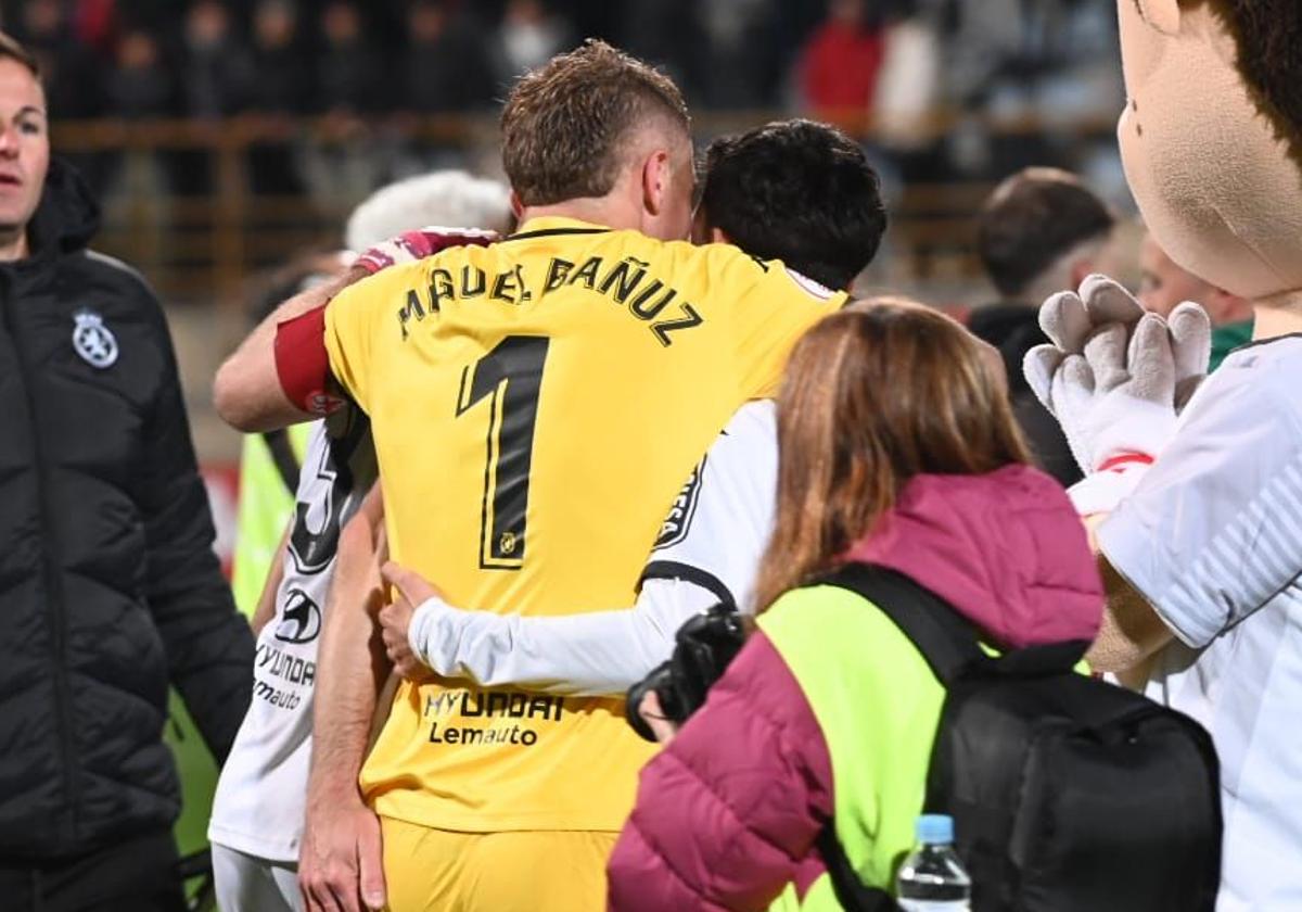 Bañuz celebra junto a sus compañeros la victoria en el derbi.