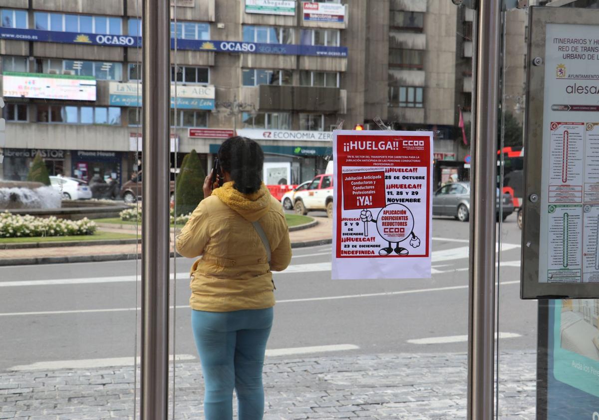 Imagen principal - La huelga de autobuses trastoca a los leoneses: «Tendré que ir andando»