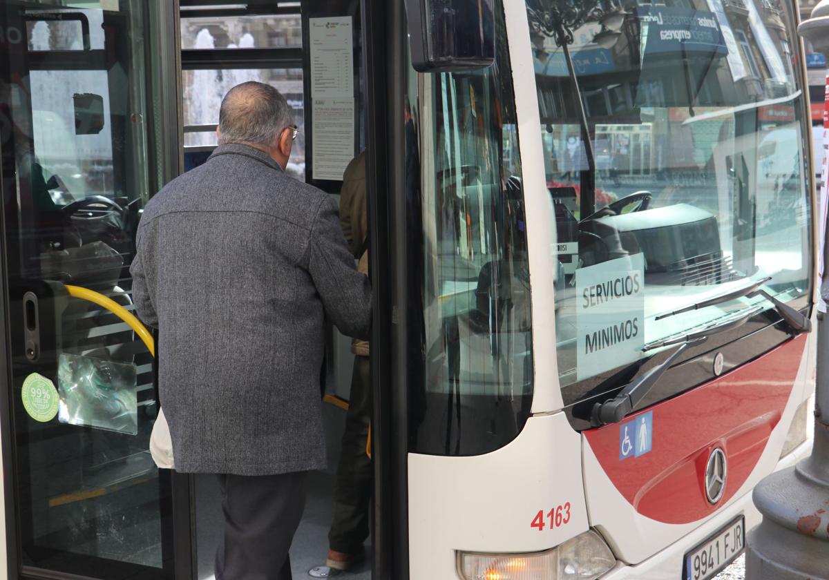 La huelga de autobuses trastoca a los leoneses: «Tendré que ir andando»