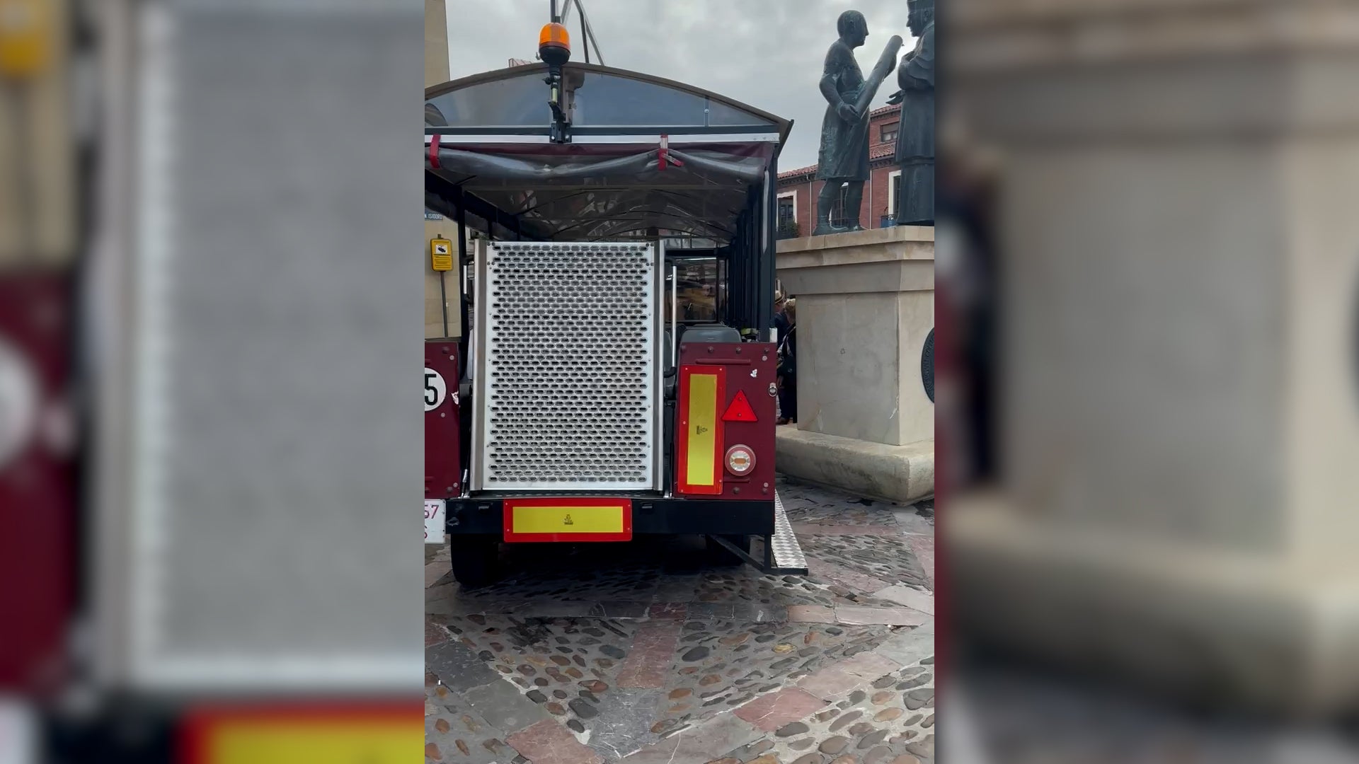 El tren turístico se atasca en San Isidoro