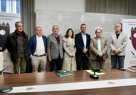 El responsable de Cultura, Arte y Patrimonio de la Diputación de León, Emilio Martínez, acompaña a los organizadores del III Congreso Internacional de Mascaradas en la presentación del mismo.