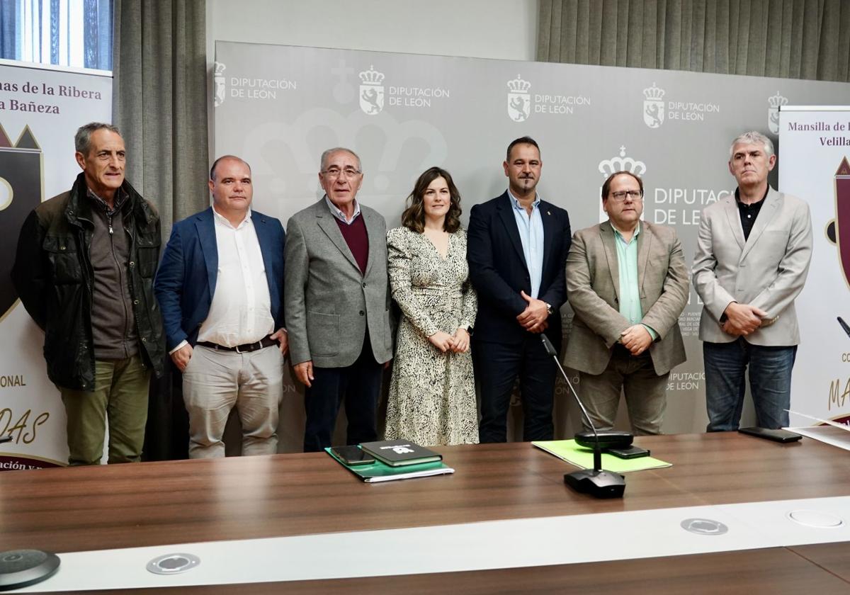 El responsable de Cultura, Arte y Patrimonio de la Diputación de León, Emilio Martínez, acompaña a los organizadores del III Congreso Internacional de Mascaradas en la presentación del mismo.