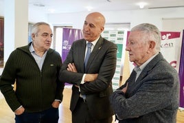 El alcalde de León, José Antonio Diez, presenta junto a responsables de la Fundación MonteLeón el XIII Festival de Música de Cámara de la entidad.