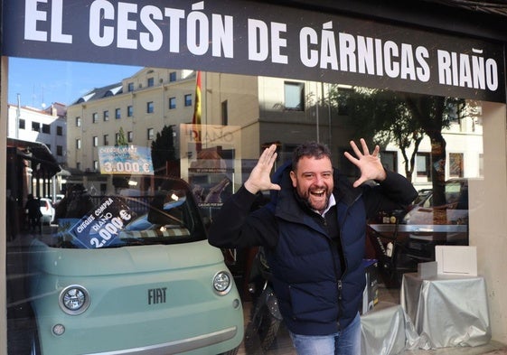 Ángel Sánchez frente al escaparate donde descansa el cestón navideño de 50.000 euros.