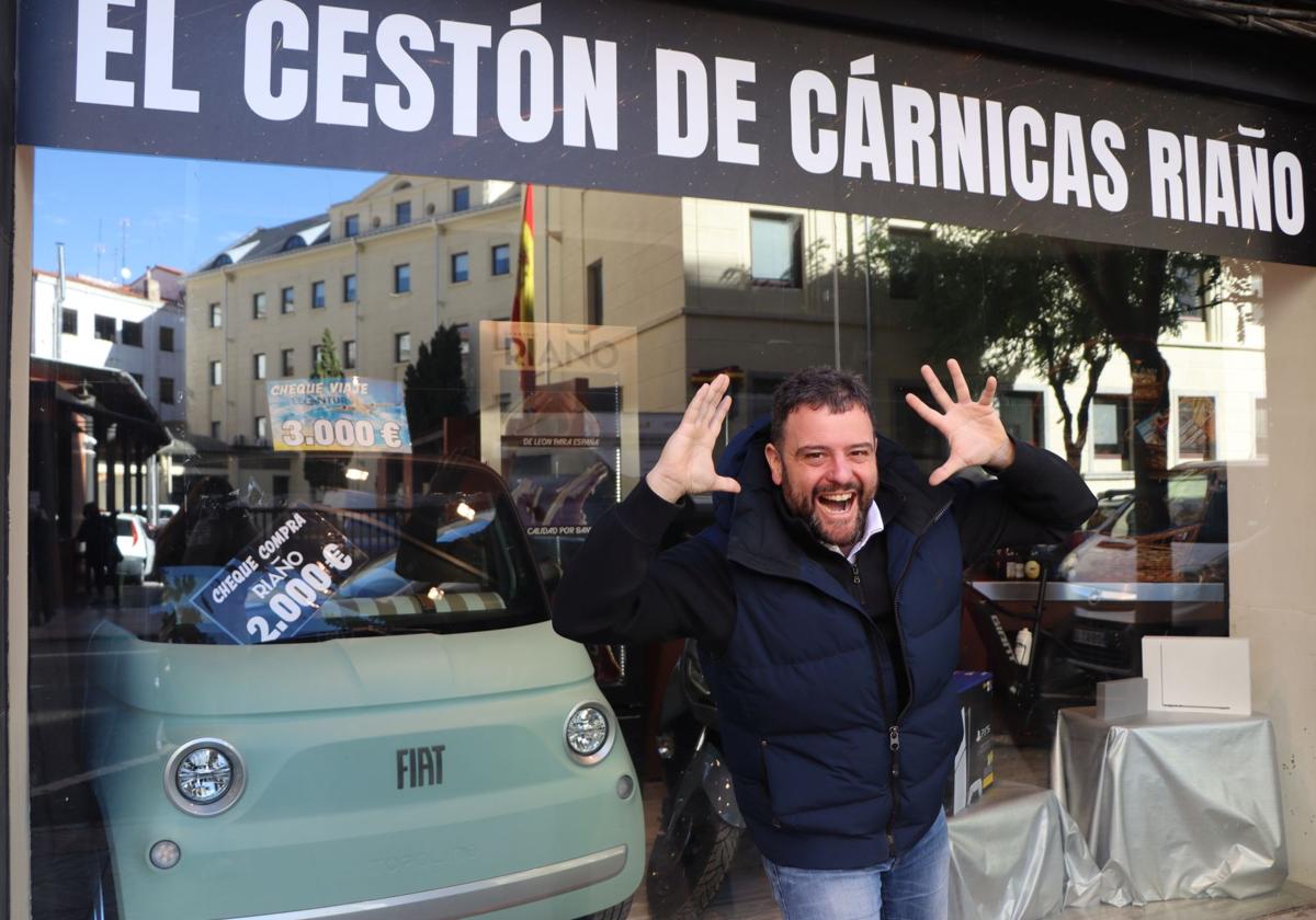 Ángel Sánchez frente al escaparate donde descansa el cestón navideño de 50.000 euros.