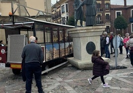 Los pasajeros fueron los encargados de mover el tren turístico.