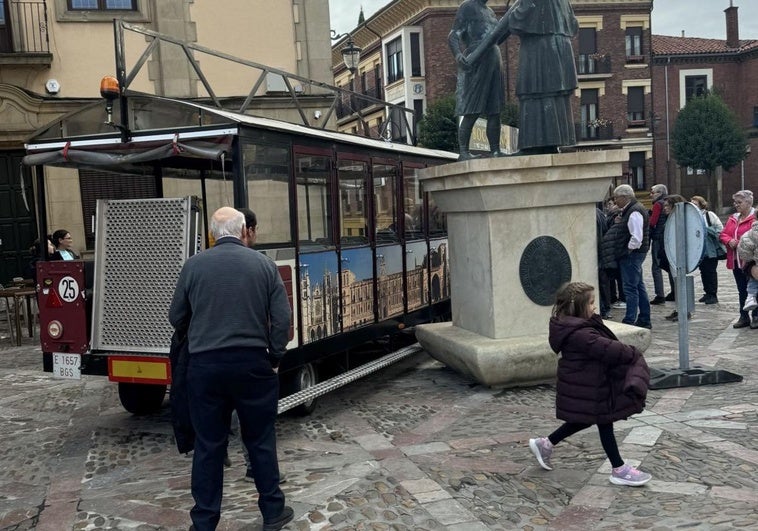 Los pasajeros fueron los encargados de mover el tren turístico.