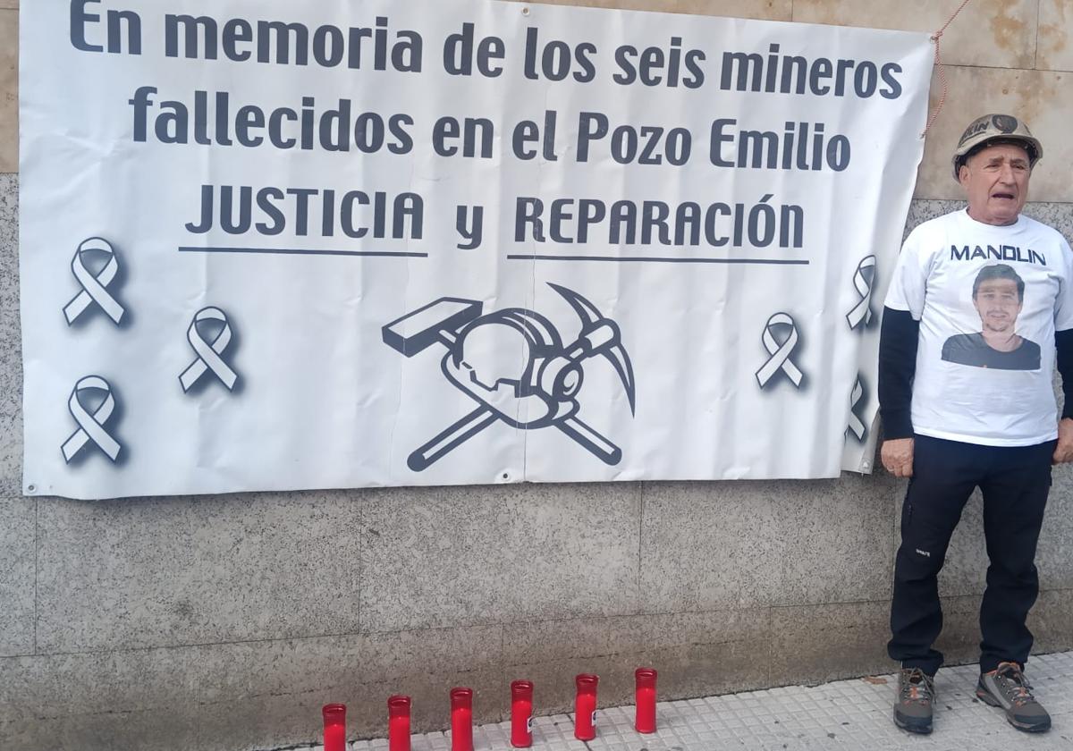 Manuel Moure, padre de uno de los fallecidos, este 28 de octubre en los Juzgados de León.