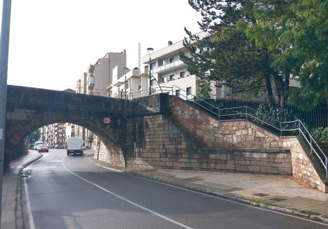 Escaleras y puente. Lugar en el que sucedieron los hechos narrados. 2024.