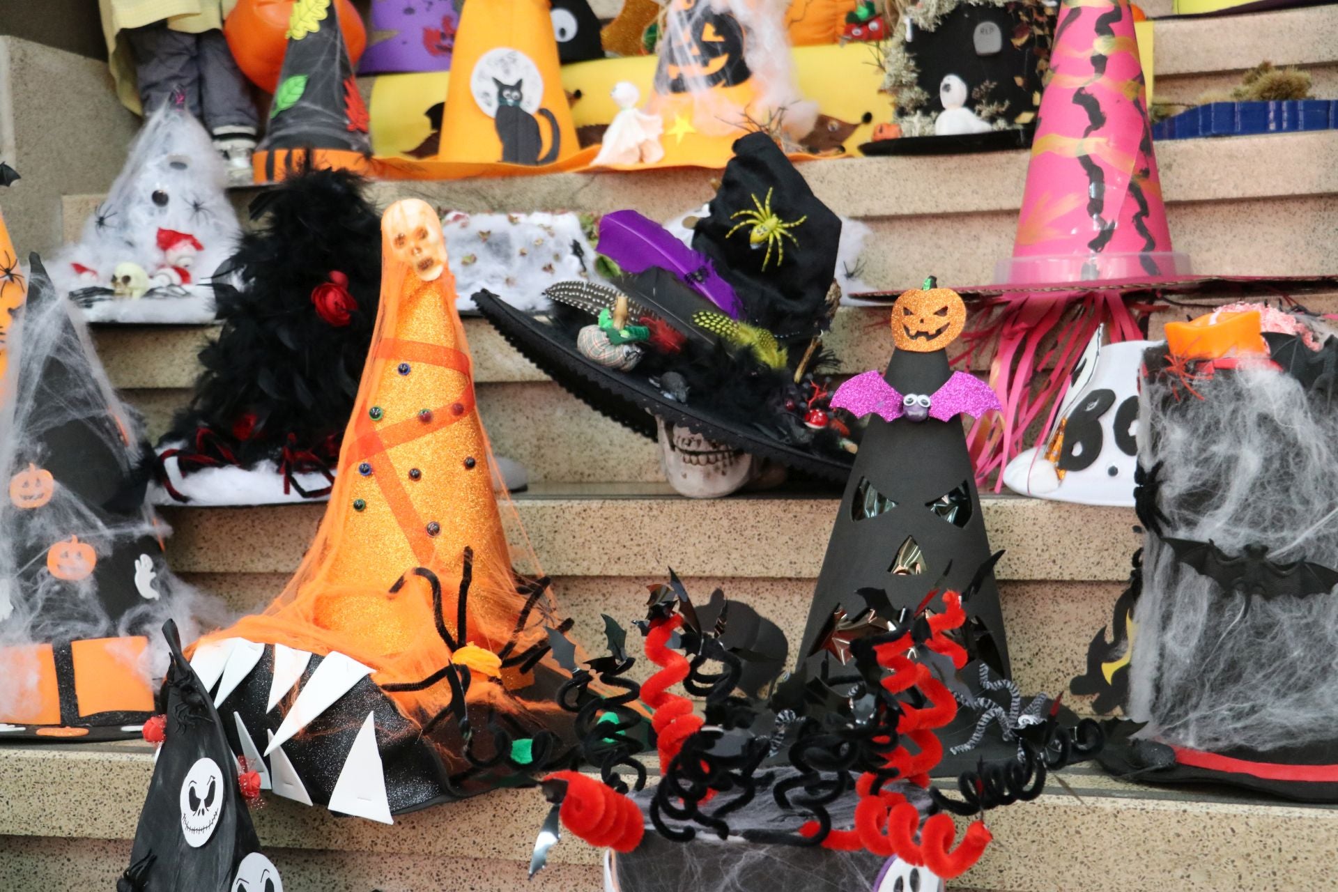 Los alumnos demostraron su creatividad con los distintos sombreros de bruja