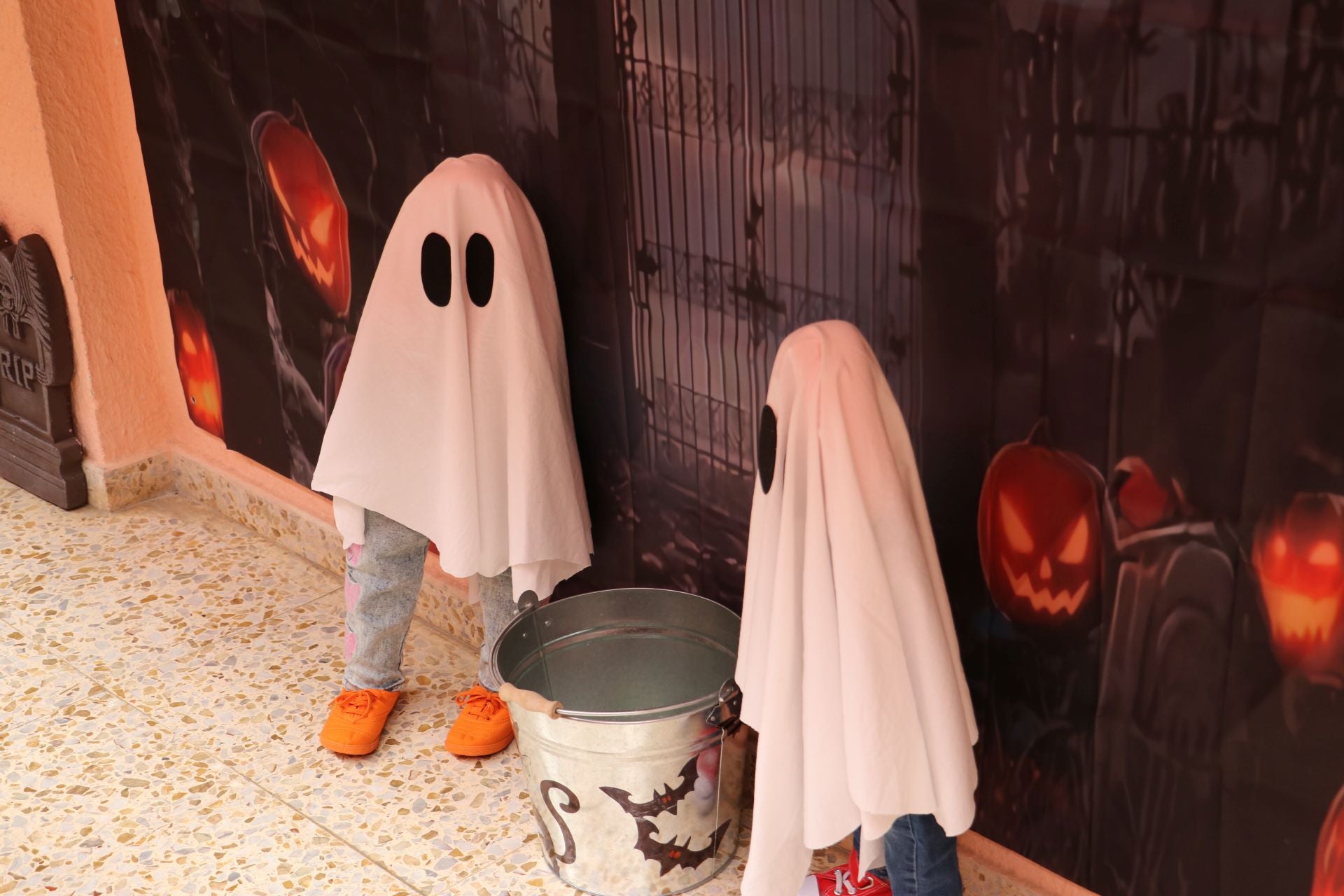 Fantasmas que custodian el caldero donde los alumnos depositan las respuestas de los distintos retos