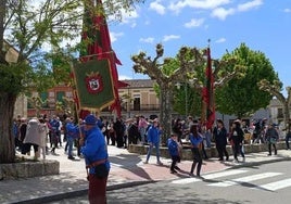 Imagen del estandarte del pueblo durante las fiestas.