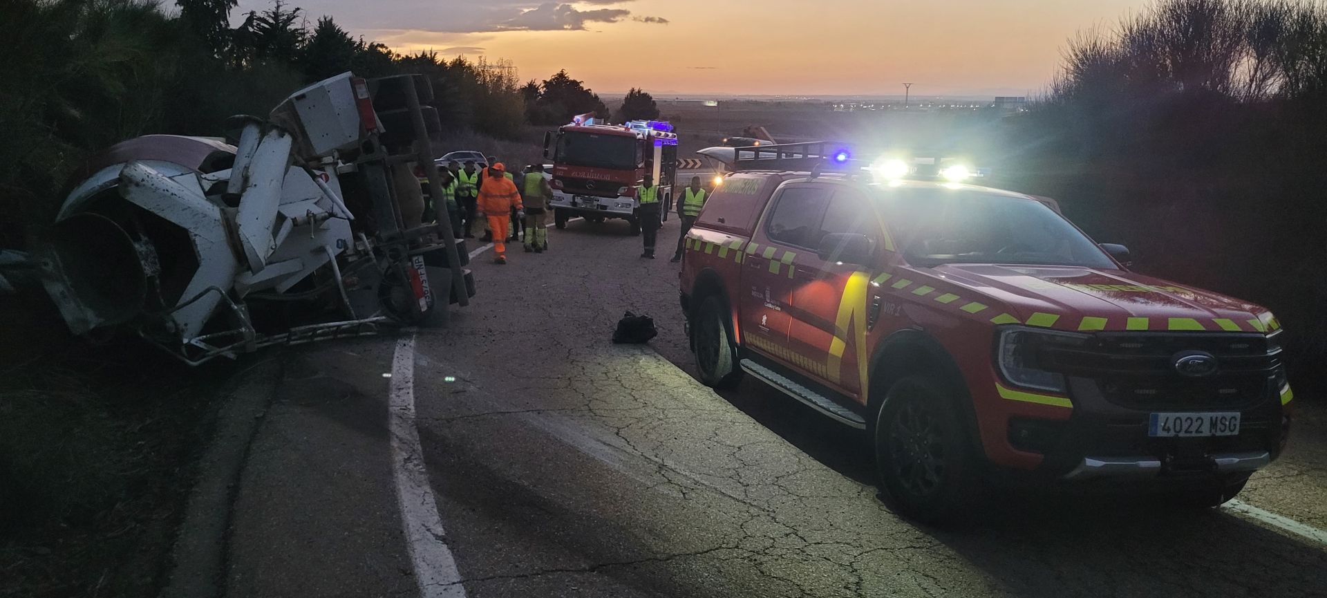 Accidente de un camión hormigonera en Santas Martas