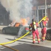 Calcinado un coche estacionado en plena ciudad de Ponferrada