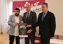 El alcalde de León, José Antonio Diez, presenta esta nueva edición de la Semana Micológica de León junto al presidente de la Asociación Micológica San Jorge, José María Escapa y al concejal de Desarrollo Urbano, Luis García Copete.