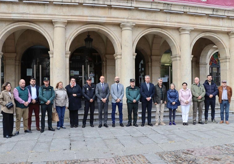 Las autoridades en el minuto de silecio por las víctimas de la DANA