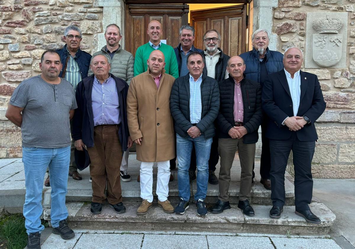 Reunión en Matallana de Torío de los alcaldes de la línea de Feve.