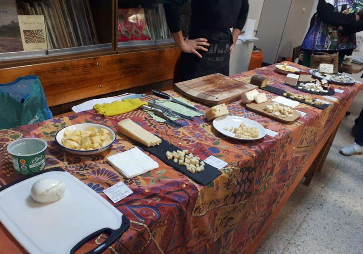 Cata de quesos durante la celebración del último curso sobre quesos impartido por Naturgeis