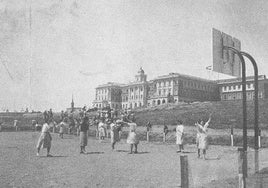 Alumnos de La Asunción jugando en el patio del colegio que cumple 75 años.