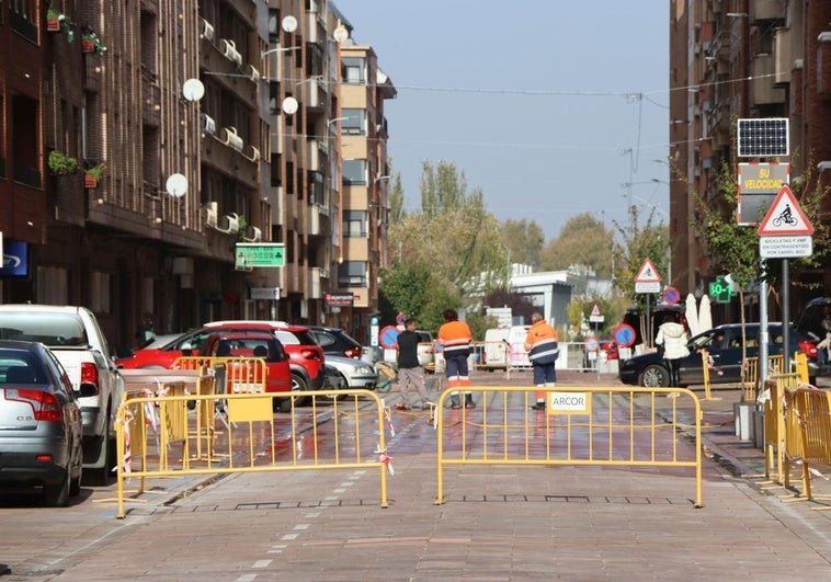 Vallas peatonales delimitan el tramo de la calle cortada