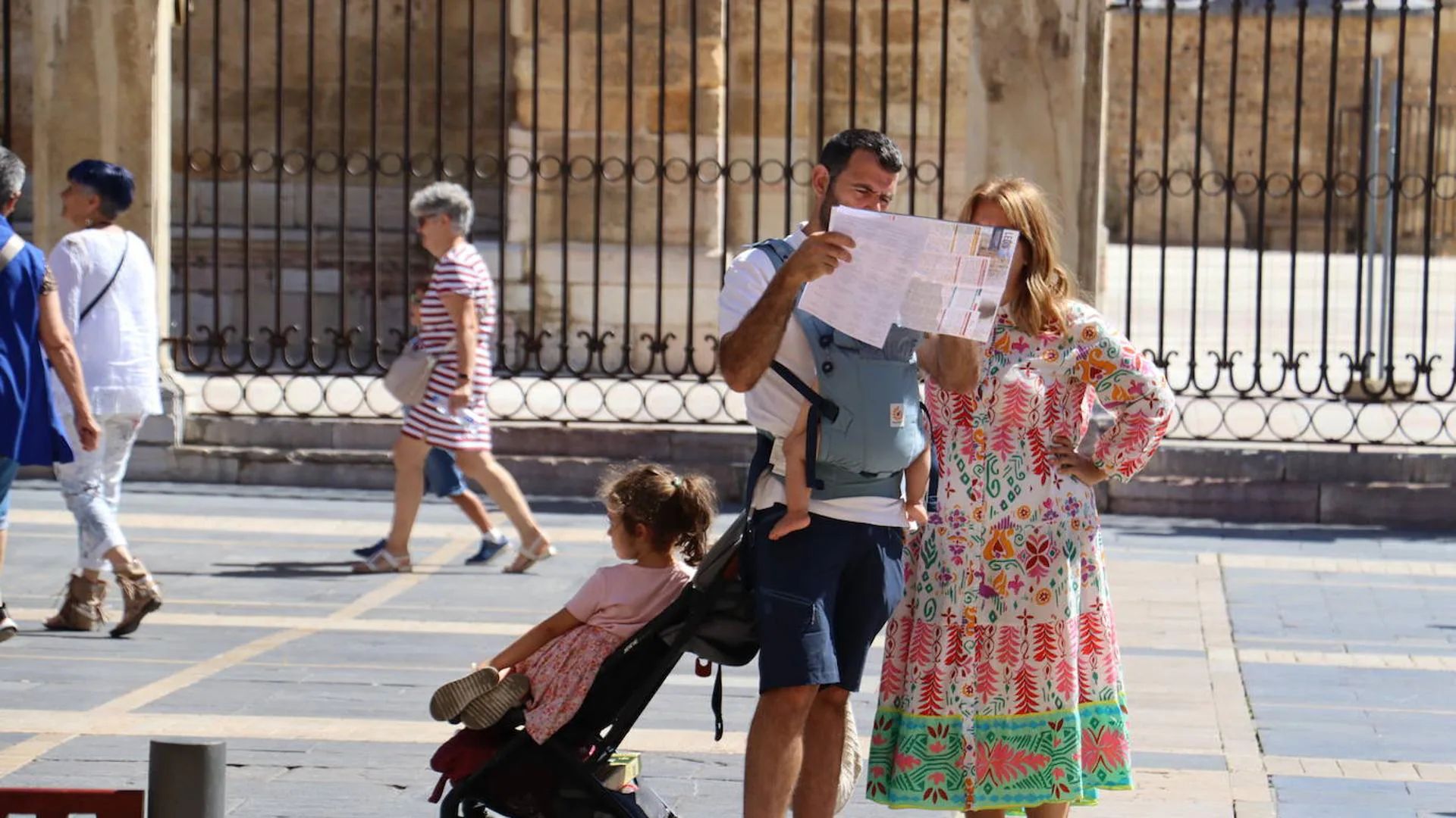 Turistas en León.