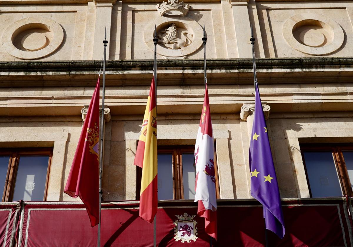 Banderas a media asta en el Ayuntamiento de León.