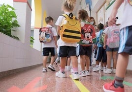 Un grupo de niños entra en clase.