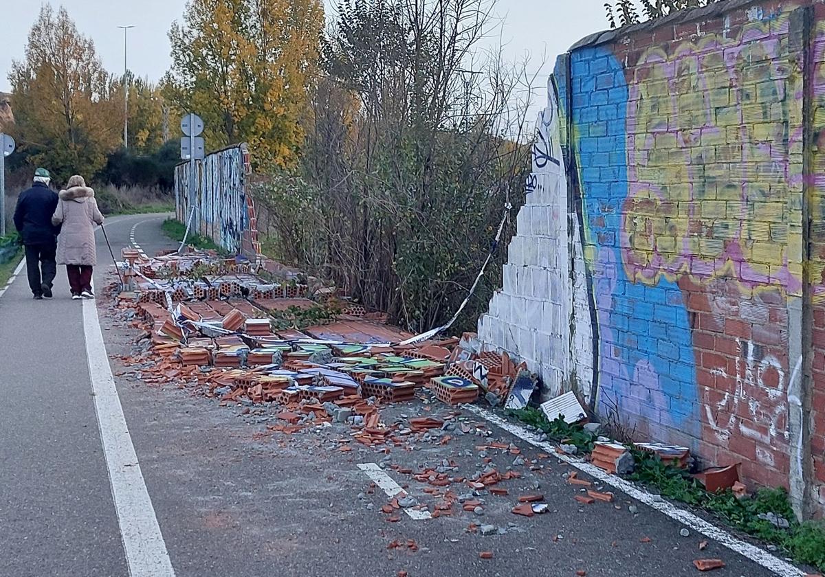 El muro caído sobre el carril bici.