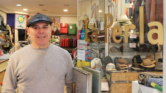 Cruz Rodríguez en la entrada de la tienda La Perla en La Rúa.