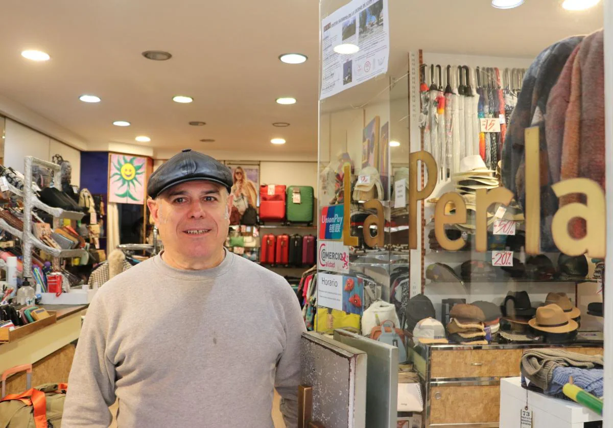 Cruz Rodríguez en la entrada de la tienda La Perla en La Rúa.