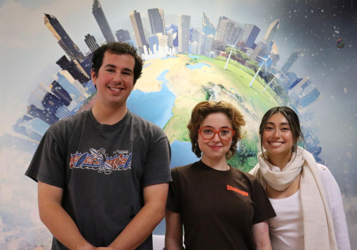 Jack, Noa y Lluvia, estudiantes de la Universidad de Washington, en una sala del Centro de Idiomas de la ULE.