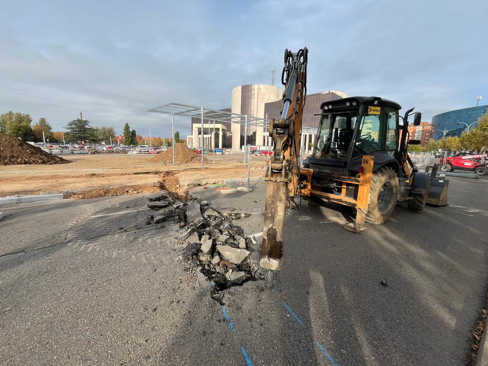 Cierre al tráfico y obras de canalización en Reyes Leoneses